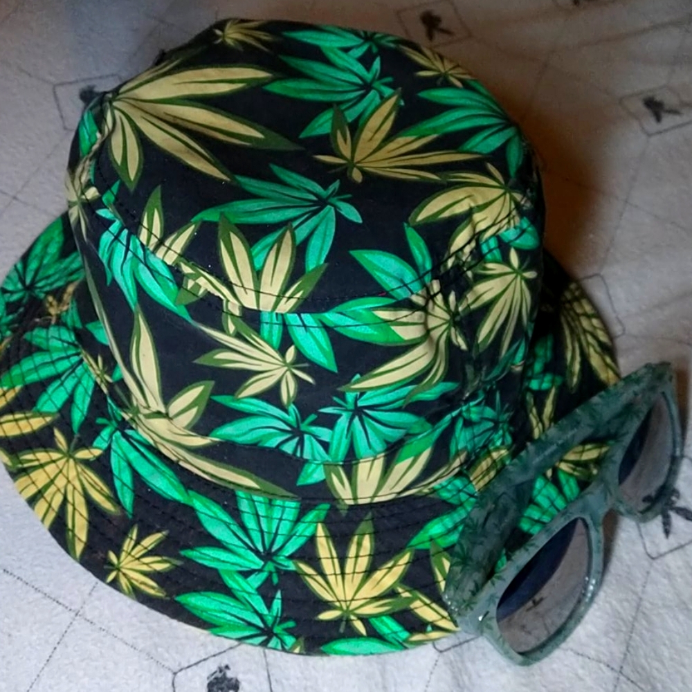 Maple leaf sunglasses and bucket hat❇️🌬️